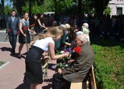 Молоде покоління дарує квіти ветеранам
